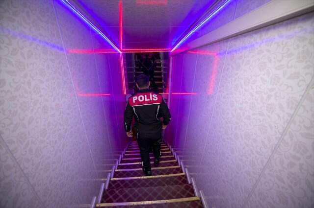 Kaçak çalıştırılan kadınlar gizli bölmede yakalandı Kaçak çalıştırılan kadınlar gizli bölmede yakalandı