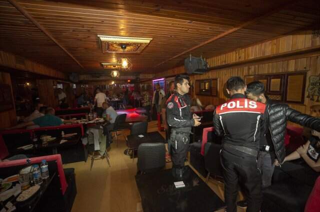 Kaçak çalıştırılan kadınlar gizli bölmede yakalandı Kaçak çalıştırılan kadınlar gizli bölmede yakalandı