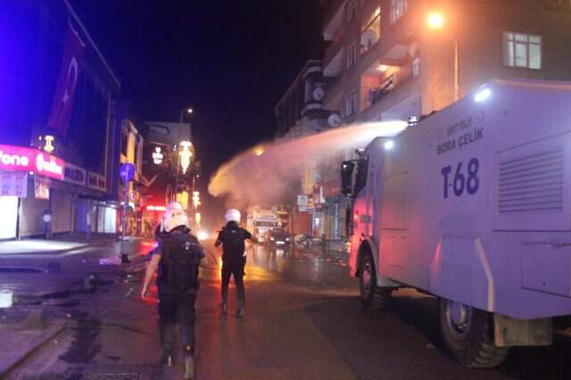 Küçükçekmece'deki küçük kıza taciz iddiası vatandaşları sokağa döktü: 1 gözaltı Küçükçekmece'deki küçük kıza taciz iddiası vatandaşları sokağa döktü: 1 gözaltı