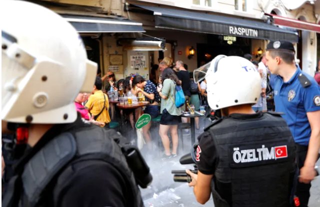 Taksim'deki Onur Yürüyüşü'ne polis plastik mermiyle müdahale etti!