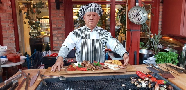 50 yıl İsveç'te çalıştı, emekli olunca köyüne gelip pizzacı dükkanı açtı