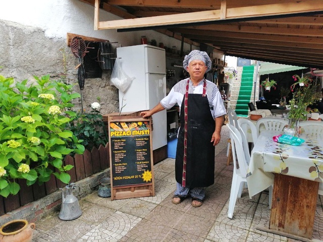50 yıl İsveç'te çalıştı, emekli olunca köyüne gelip pizzacı dükkanı açtı