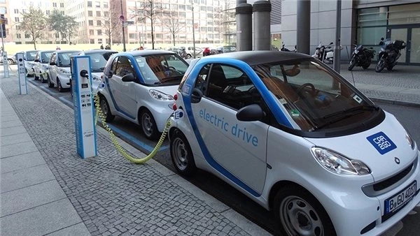 Avrupa Birliği, Elektrikli Otomobillerin Yapay Motor Sesi Çıkarmasını Zorunlu Kıldı