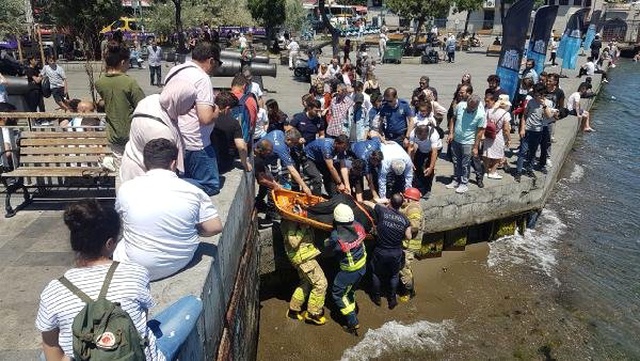 Beşiktaş'ta panik anları! Denize düşen kadını itfaiye kurtardı