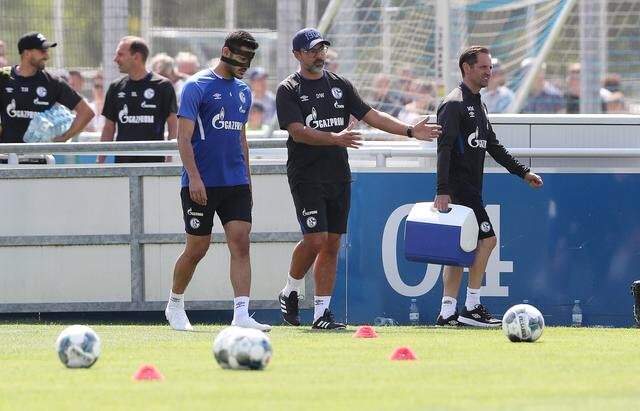 Galatasaraylı taraftarlar, Ozan Kabak'ı Schalke 04'teki ilk idmanında yalnız bırakmadı Galatasaraylı taraftarlar, Ozan Kabak'ı Schalke 04'teki ilk idmanında yalnız bırakmadı