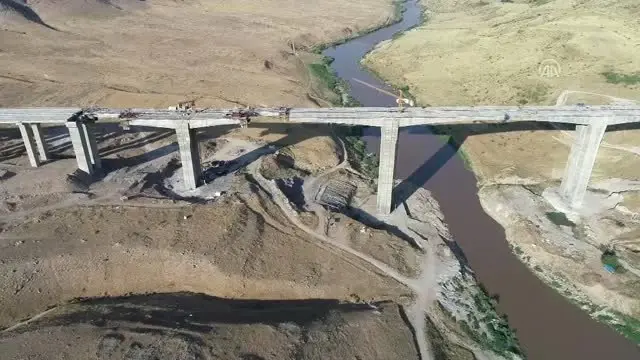 Yüzde 97'si tamamlanan Hasankeyf-2 Köprüsü ay sonu tek yönlü hizmete açılacak