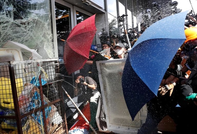 Hong Kong'un Çin'e devrinin 22. yılı: <a class='keyword-sd' href='/hukumet/' title='Hükümet'>Hükümet</a> binasına girmeye çalışan göstericiler polisle çatıştı