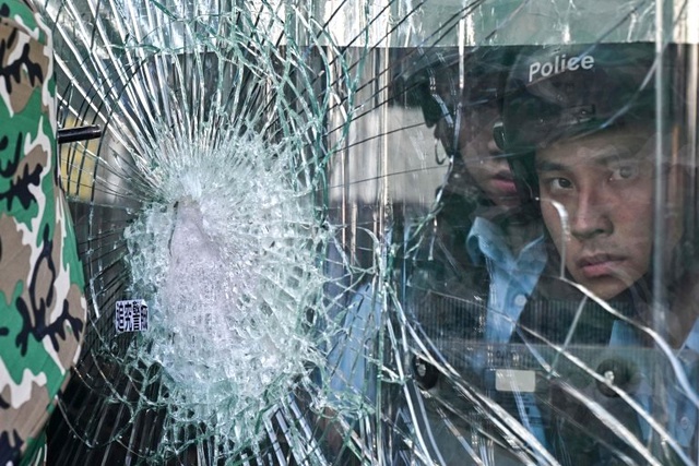 Hong Kong'un Çin'e devrinin 22. yılı: Hükümet binasına girmeye çalışan göstericiler polisle çatıştı