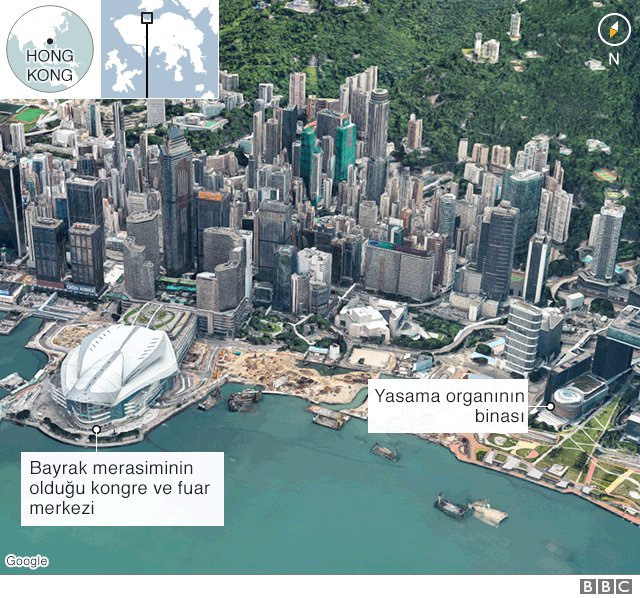 Hong Kong'un Çin'e devrinin 22. yılı: Hükümet binasına girmeye çalışan göstericiler polisle çatıştı