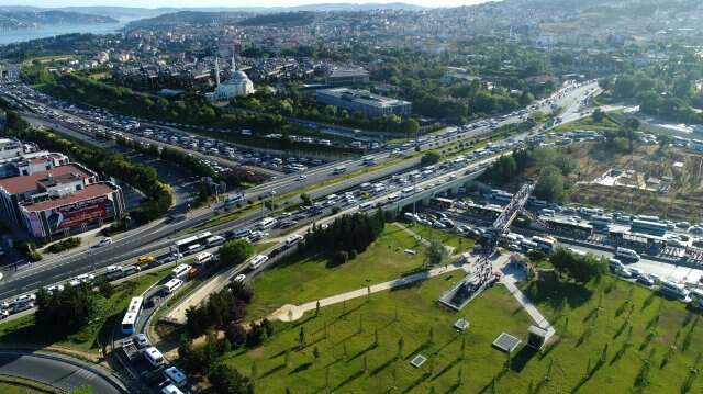 İstanbullular bu sabah metrobüse akın etti! Durakta insan seli İstanbullular bu sabah metrobüse akın etti! Durakta insan seli