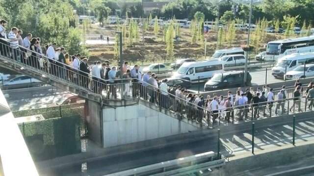 İstanbullular bu sabah metrobüse akın etti! Durakta insan seli İstanbullular bu sabah metrobüse akın etti! Durakta insan seli