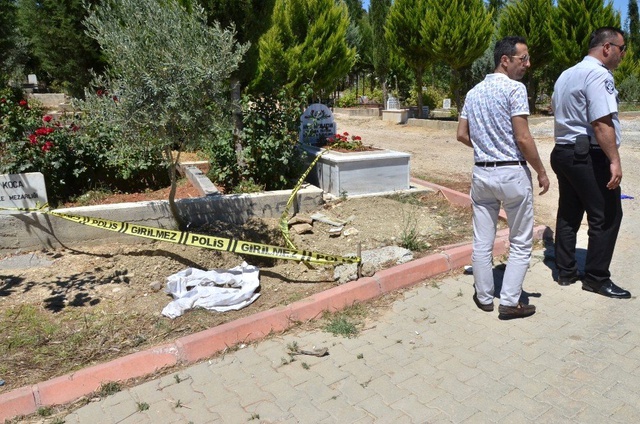 Ceset gömüldüğü sanılarak açılan mezardan 2 adet bez parçası çıktı