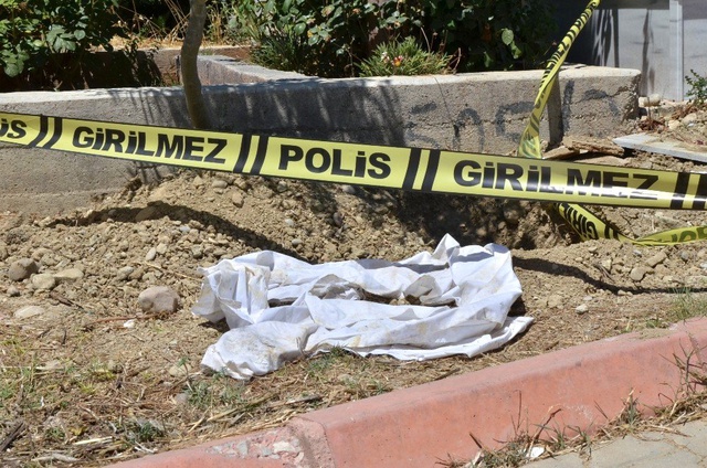 Ceset gömüldüğü sanılarak açılan mezardan 2 adet bez parçası çıktı