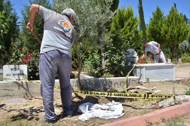 Ceset gömüldüğü sanılarak açılan mezardan 2 adet bez parçası çıktı