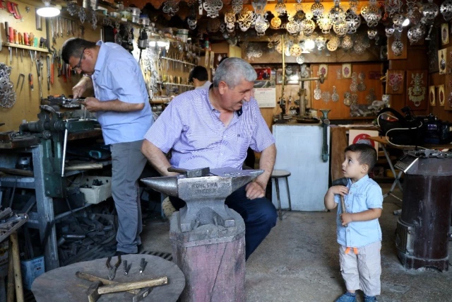 Erzincan'da esrarengiz kapılar! Ev sahipleri misafirlerini, tokmakların sesinden tanıyor