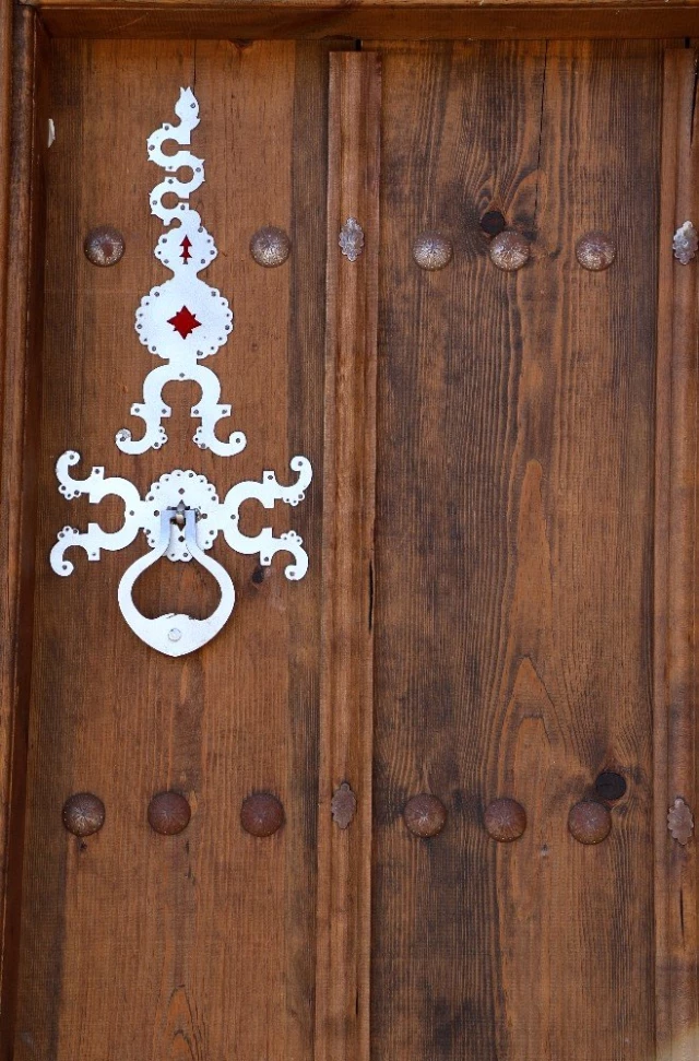 Erzincan'da esrarengiz kapılar! Ev sahipleri misafirlerini, tokmakların sesinden tanıyor