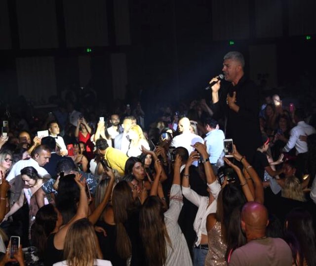 Kıbrıs'ta konser veren Özcan Deniz, kadınların ilgisinden zor anlar yaşadı