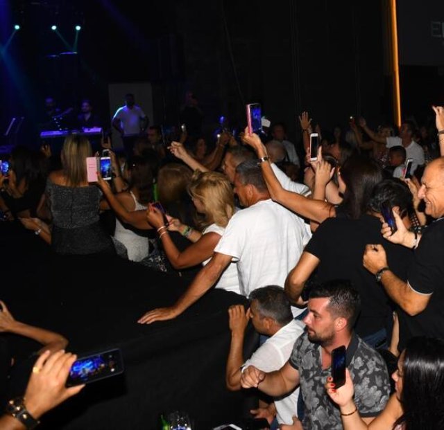 Kıbrıs'ta konser veren Özcan Deniz, kadınların ilgisinden zor anlar yaşadı
