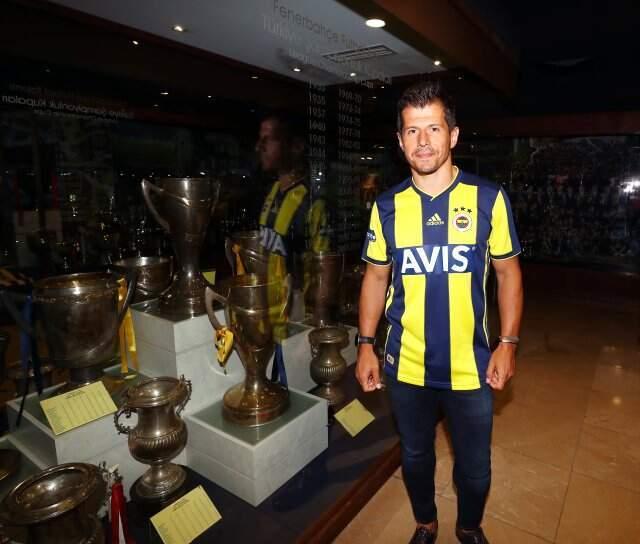 Emre Belözoğlu resmen Fenerbahçe'de! Formayı giydi