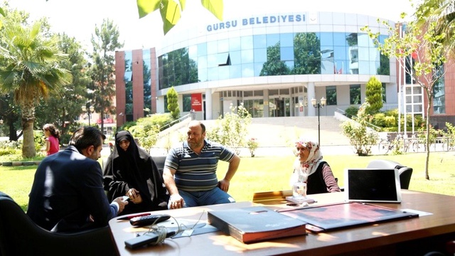 En şeffaf başkan! Makam odasını belediye bahçesine taşıdı