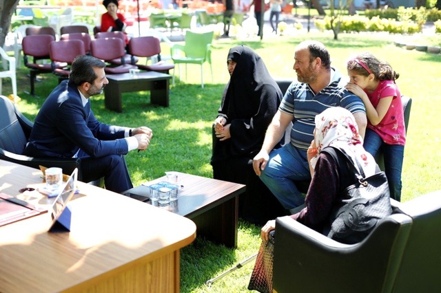 En şeffaf başkan! Makam odasını belediye bahçesine taşıdı