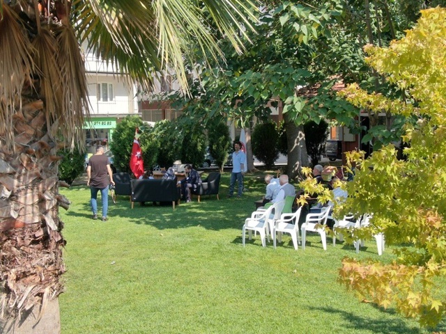 En şeffaf başkan! Makam odasını belediye bahçesine taşıdı