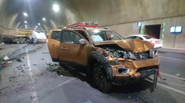 Sabiha Gökçen yolundaki tünelde feci kaza! Ortalık savaş alanına döndü Sabiha Gökçen yolundaki tünelde feci kaza! Ortalık savaş alanına döndü
