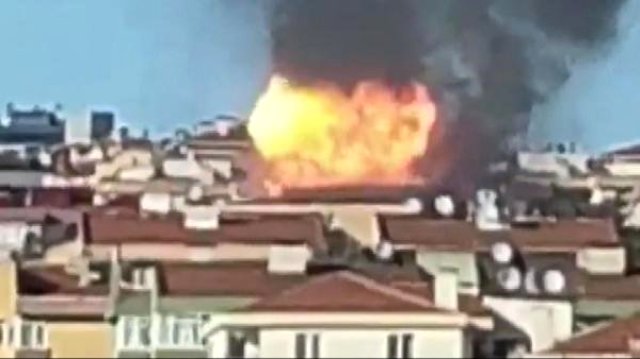Üsküdar'da 5 katlı bir binada çıkan yangın sonrası patlama meydana geldi