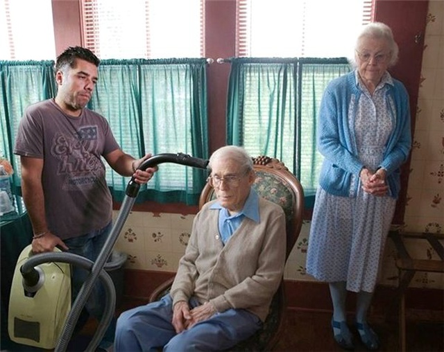 Stock Fotoğrafları Trolleyen Adamın Komik Çalışmaları