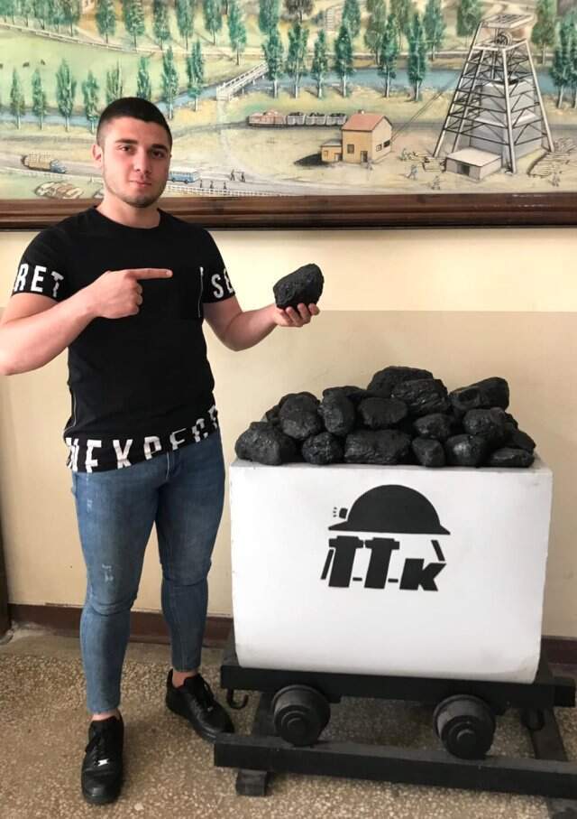 18 yaşındaki futbolcu Yağız Kandemiroğlu, madenci oldu 18 yaşındaki futbolcu Yağız Kandemiroğlu, madenci oldu