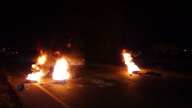 Suların akmadığını iddia eden vatandaşlar, şehirler arası yolu trafiğe kapattı