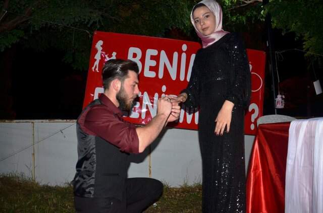Eşek üzerinde evlilik teklifi! Eşek üzerinde evlilik teklifi!