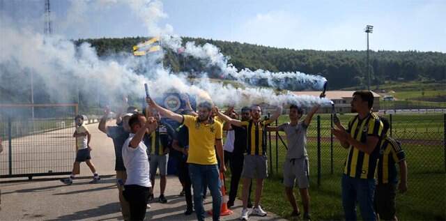 Fenerbahçeli taraftarların bekleyişi hüsranla son buldu Fenerbahçeli taraftarların bekleyişi hüsranla son buldu