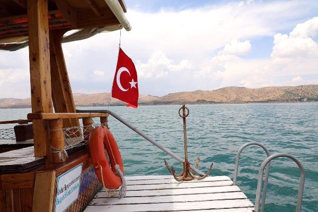 Hazar Gölü'nde su seviyesi düşünce 4 bin yıllık batık şehir ortaya çıktı