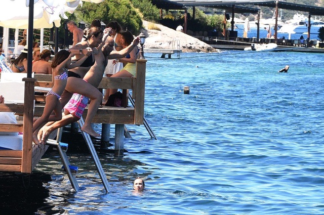 Başarılı şarkıcı Işın Karaca tatil sezonunu açtı