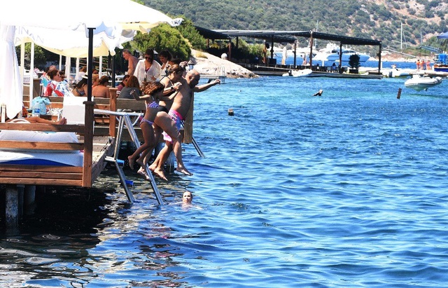 Başarılı şarkıcı Işın Karaca tatil sezonunu açtı