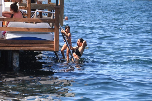 Başarılı şarkıcı Işın Karaca tatil sezonunu açtı