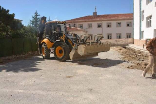 Kilimlerden kendi halı sahalarını yapan çocuklar için belediye harekete geçti Kilimlerden kendi halı sahalarını yapan çocuklara müjde! Bakanlık devreye girdi
