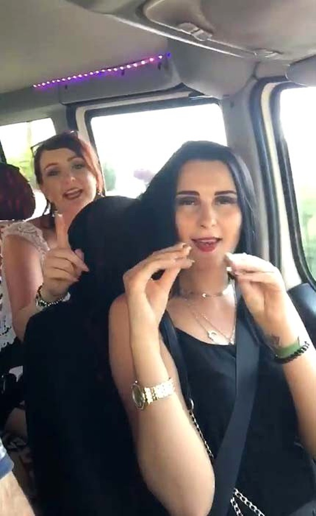 Taksiye binen Alman turistler şov yaptı!