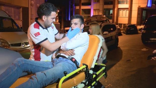 Kaza yapan alkollü sürücü, yol ortasında sızıp kaldı