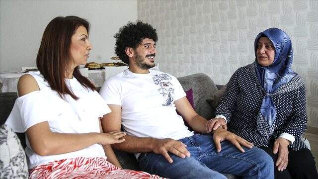 <a class='keyword-sd' href='/baris-telli/' title='Barış Telli'>Barış Telli</a>, ilkokulda kendisine protez bacak yaptıran Derya Bakır ile 20 yıl sonra buluştu