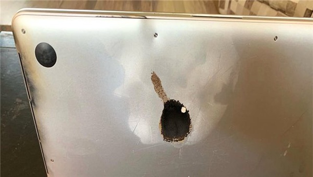 Bir MacBook Pro, Apple Batarya Değişimine Çağırmadan Hemen Önce Patladı