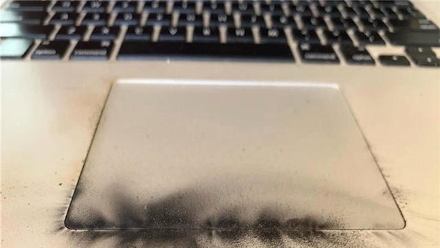 Bir MacBook Pro, Apple Batarya Değişimine Çağırmadan Hemen Önce Patladı