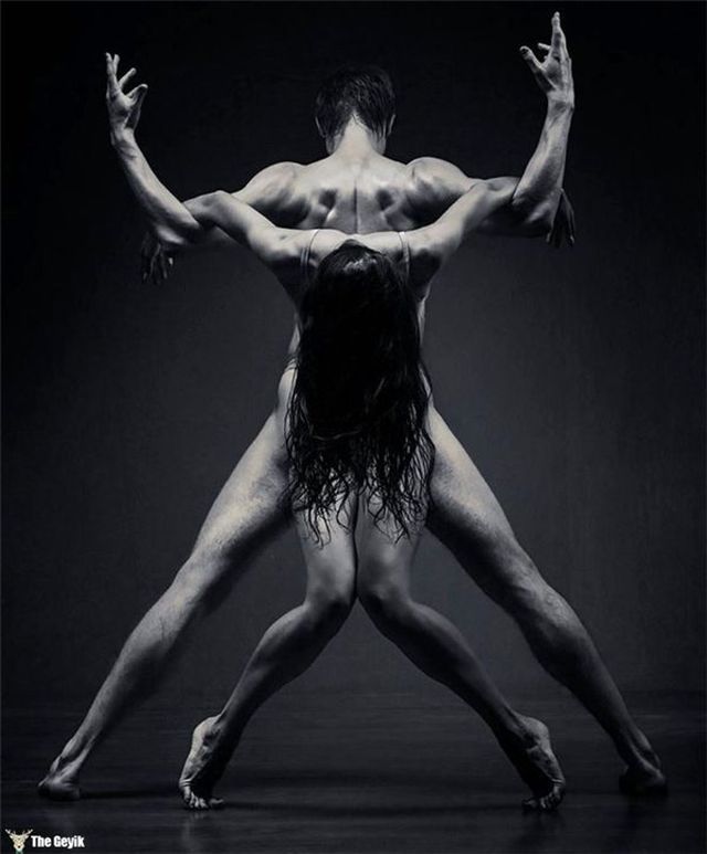 Heykeltıraşın Çektiği Aşık Etme Garantili 12 Dansçı Fotoğrafı