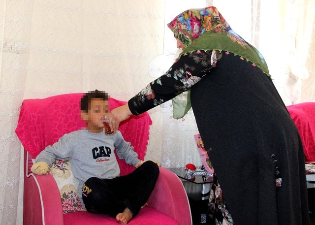 14 yaşındaki çocuk, oyun arkadaşının ellerini kolonya döküp çakmakla yaktı