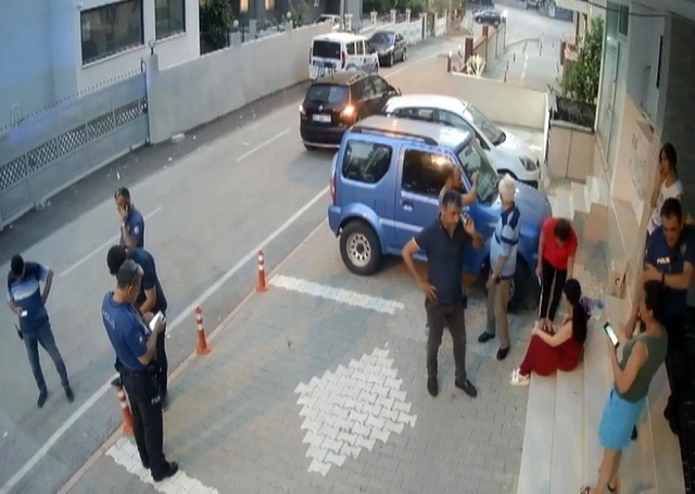 Motosikletle kapkaç yaptılar, utanmadan
