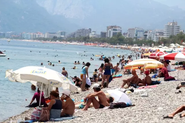 Termometrelerin 42 dereceyi gösterdiği Antalya'da vatandaşlar zor anlar yaşadı