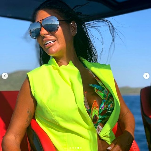 İkoncan Süreyya Yalçın'ın neon renkli bikinisi herkesi şaşırttı
