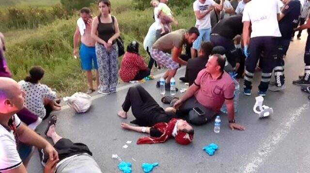 Son Dakika! Piknikten dönen işçileri taşıyan midibüs devrildi! 12'si ağır 23 yaralı Piknikten dönen işçileri taşıyan midibüs devrildi! 12'si ağır 23 yaralı