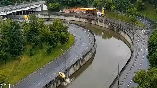 Viraja hızlı giren taksi nehre uçtu! Kabus dolu anlar kamerada